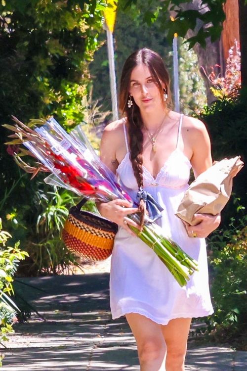 Scout Willis out with a Large Bouquet of Flowers in Los Feliz 07/16/2023 5