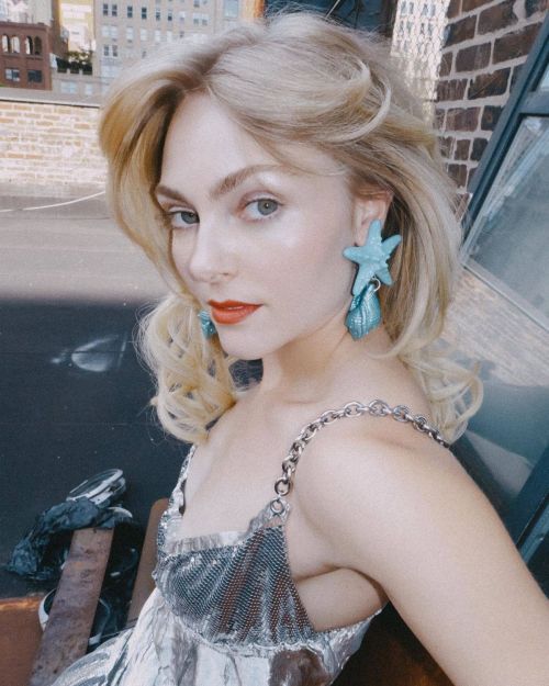 Annasophia Robb Shines with Blue Starfish Earrings at a Photoshoot