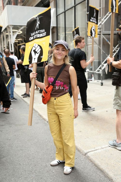 Annasophia Robb at SAG-AFTRA Strike in New York 1