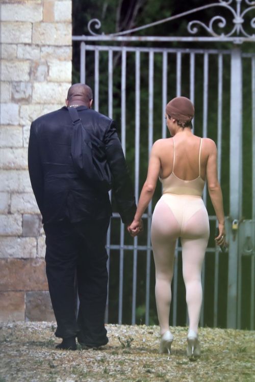 Bianca Censori and Kanye West Out in Tuscany 1