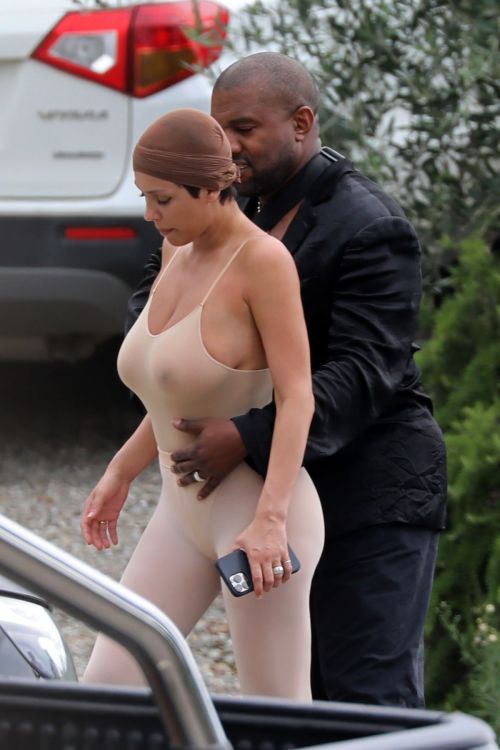 Bianca Censori and Kanye West Out in Tuscany 4