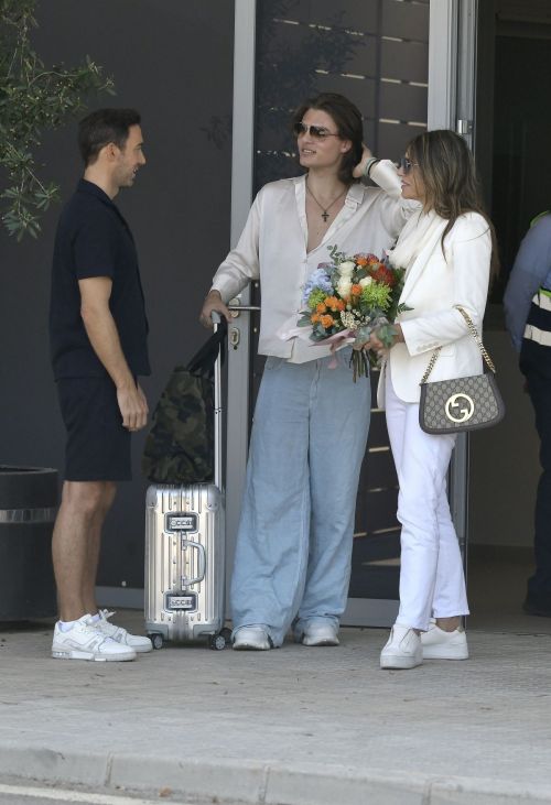 Elizabeth Hurley Arrives in Palma de Mallorca 7