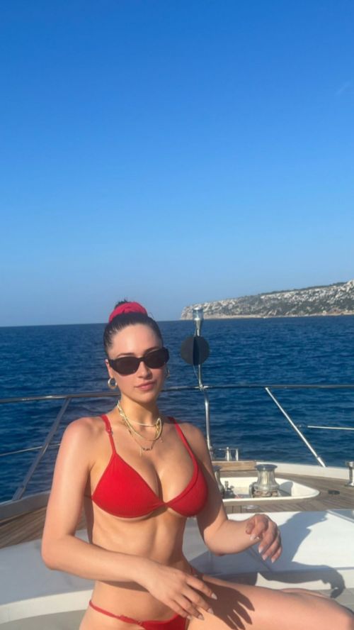 Elsie Hewitt Dazzling Black and Red Bikini Party Moments on Instagram 2