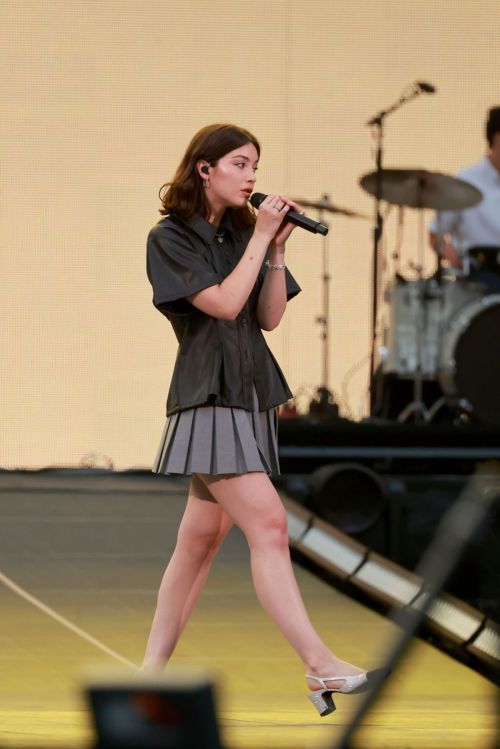 Gracie Abrams Performs at The Era Tour 2