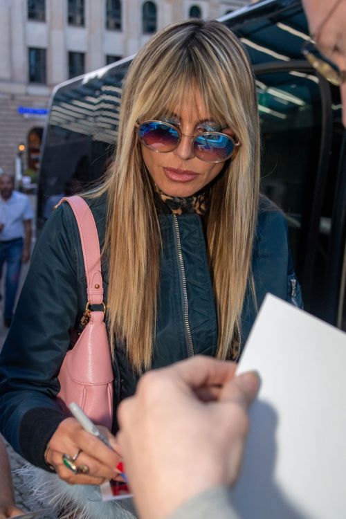 Heidi Klum signs autographs for her fans outside her hotel