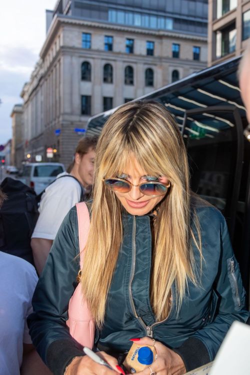 Heidi Klum signs autographs for her fans outside her hotel 1