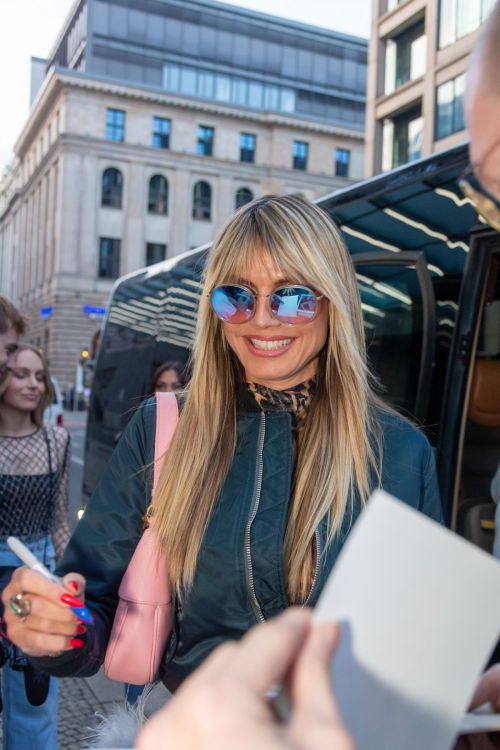 Heidi Klum signs autographs for her fans outside her hotel 2