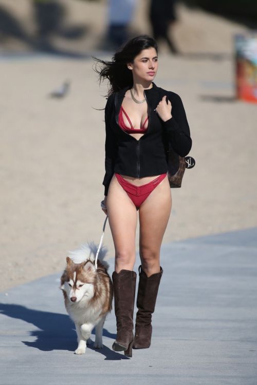 Ines Trocchia at a Photoshoot in Venice Beach 08/01/2023 5