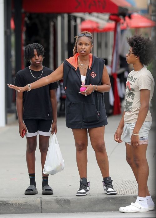 Jennifer Hudson Shopping for New Glasses 07/31/2023 2