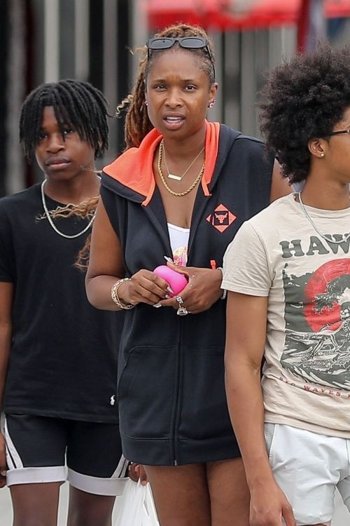 Jennifer Hudson Shopping for New Glasses 07/31/2023 4