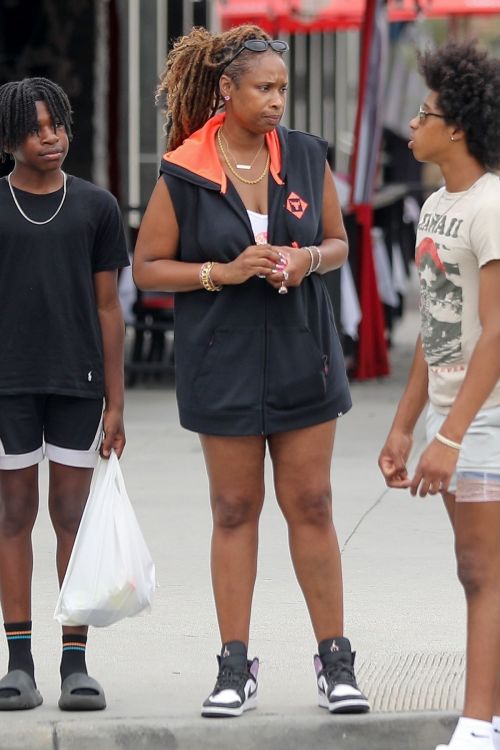 Jennifer Hudson Shopping for New Glasses 07/31/2023 5