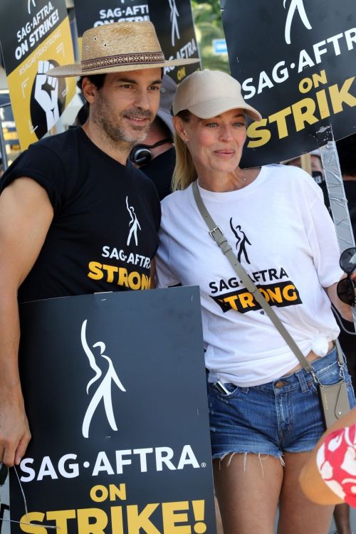 Jeri Ryan Joins SAG-AFTRA Strike, Showing Her Support at Universal