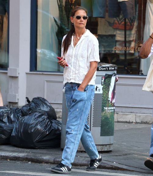 Katie Holmes in Baggy Jeans Out in New York 1