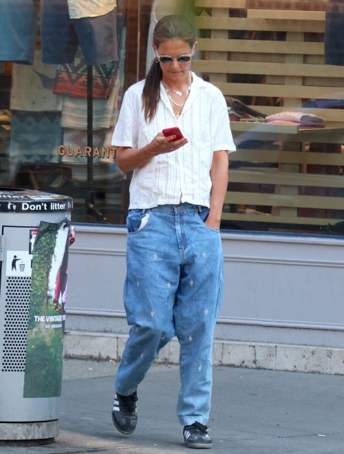 Katie Holmes in Baggy Jeans Out in New York 3