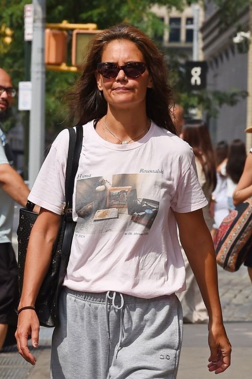 Katie Holmes Out in New York 08/05/2023 2