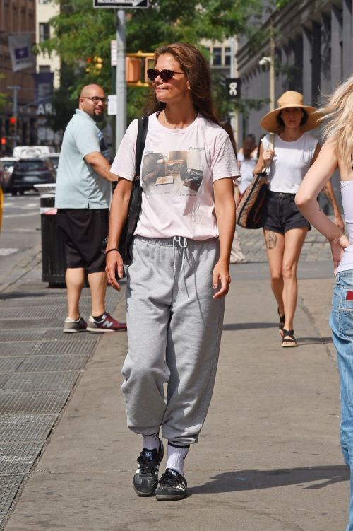 Katie Holmes Out in New York 08/05/2023 4