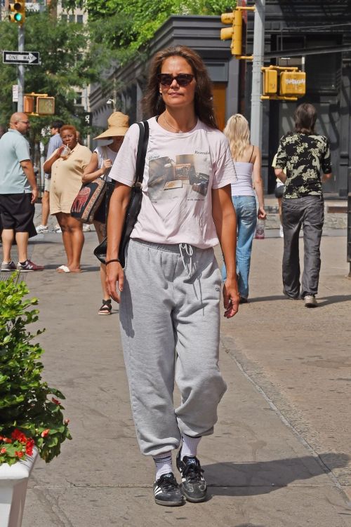 Katie Holmes Out in New York 08/05/2023 5