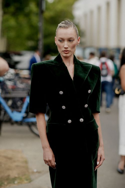 Meredith Duxbury Arrives at Alexandre Vauthier Haute Couture 1