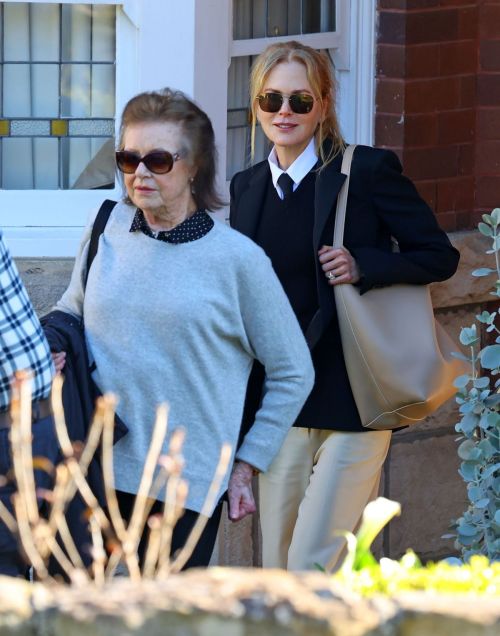 Nicole Kidman Spotted with Mother Janelle in Sydney 3