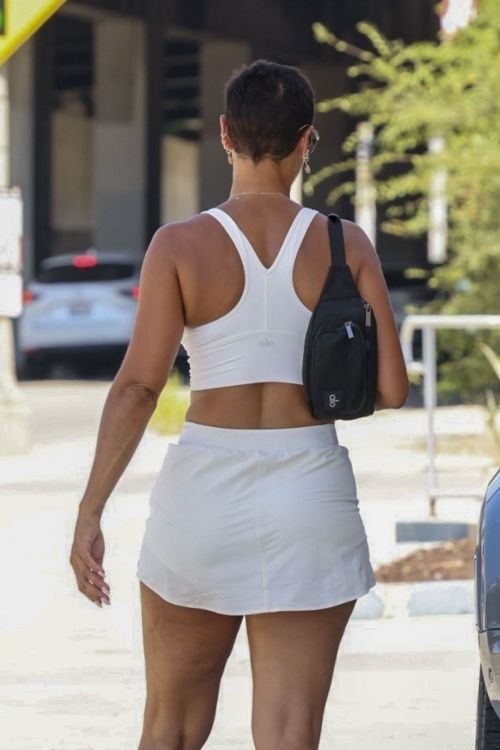 Nicole Murphy at a Gas Station in Calabasas 2