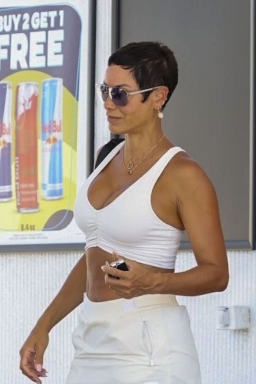 Nicole Murphy at a Gas Station in Calabasas 4