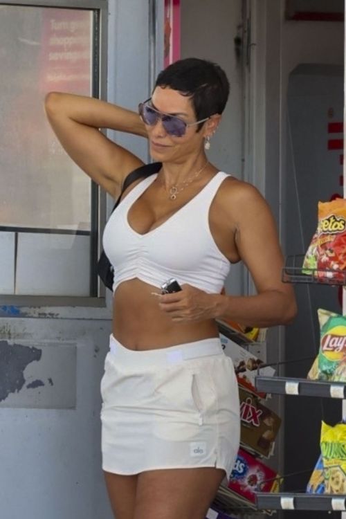 Nicole Murphy at a Gas Station in Calabasas 5