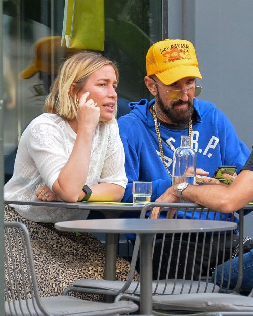Piper Perabo and Stephen Kay Spotted at Dinner with Friend 3