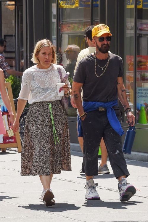 Piper Perabo and Stephen Kay Enjoy Coffee in New York 4