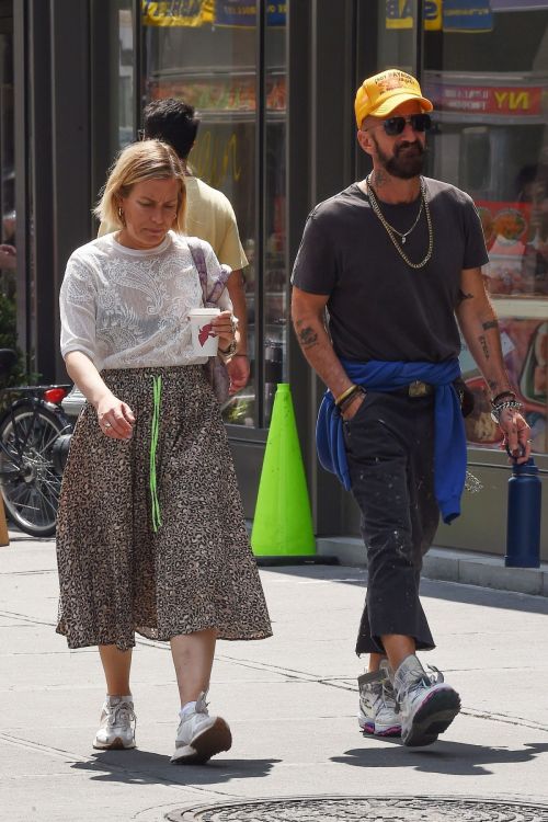 Piper Perabo and Stephen Kay Enjoy Coffee in New York 5