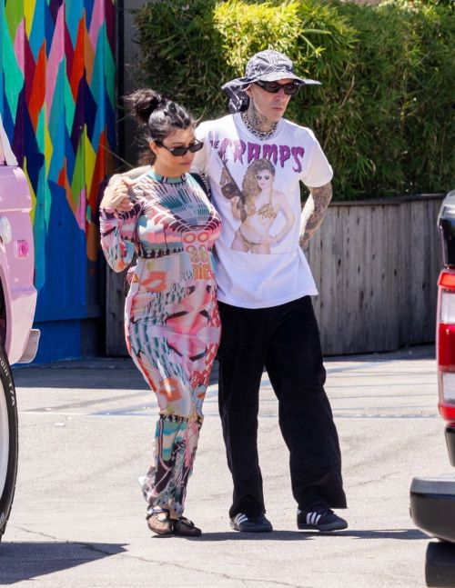 Pregnant Kourtney Kardashian and Travis Barker Cruise 4