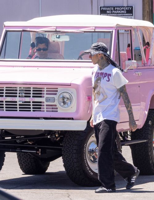 Pregnant Kourtney Kardashian and Travis Barker Cruise 6