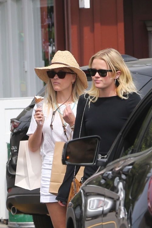 Reese Witherspoon and Ava Phillippe Out for Lunch, Shopping, and Ice Cream at Brentwood Country Mart 2