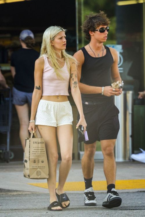 Sami Sheen out with her boyfriend at Erewhon Market 3
