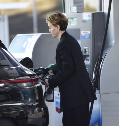 Sarah Paulson at a Gas Station in Los Angeles 4