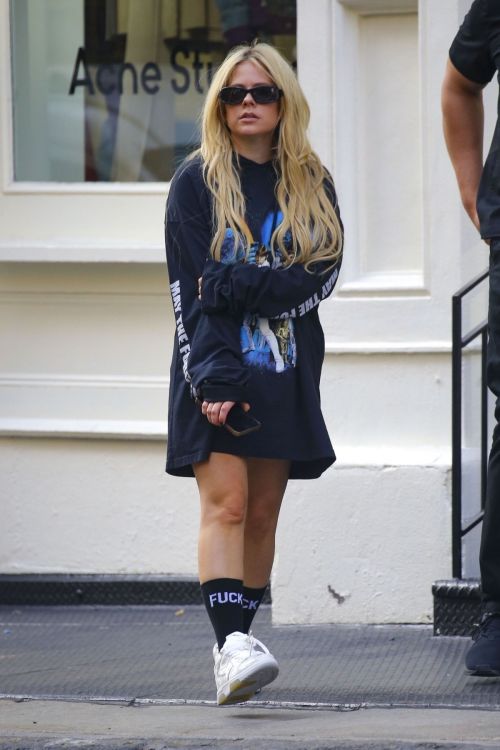 Avril Lavigne Spotted Shopping in the Heart of New York 09/07/2023 3