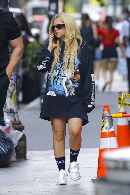 Avril Lavigne Spotted Shopping in the Heart of New York 09/07/2023 4