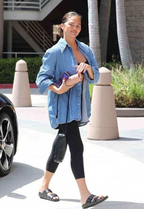 Chrissy Teigen Arrives at Pilates Class in Beverly Hills 09/06/2023