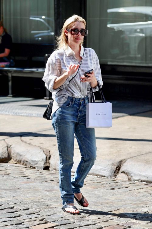 Emma Roberts Enjoys Shopping Day in New York 09/08/2023 1