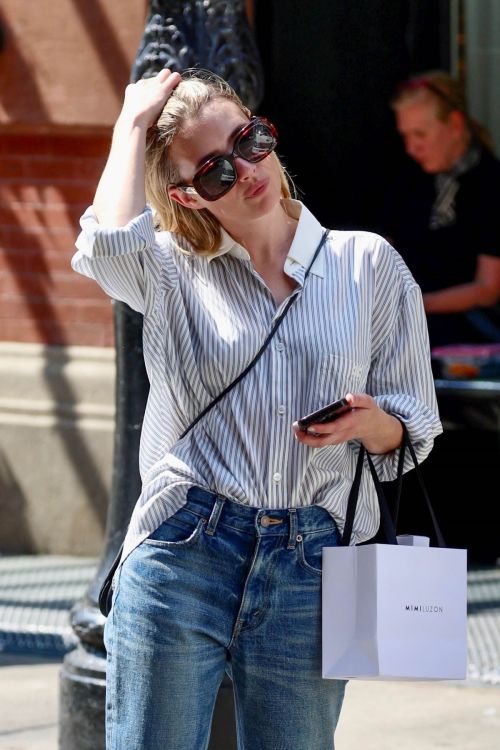 Emma Roberts Enjoys Shopping Day in New York 09/08/2023 5