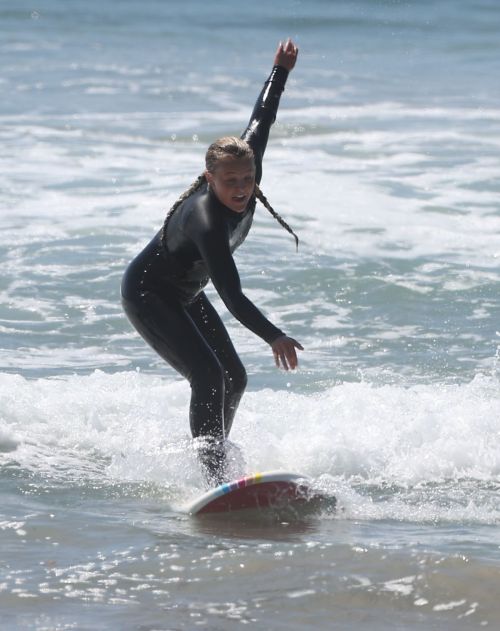 JoJo Siwa Hits the Waves in Malibu with Her Dad 09/07/2023 2