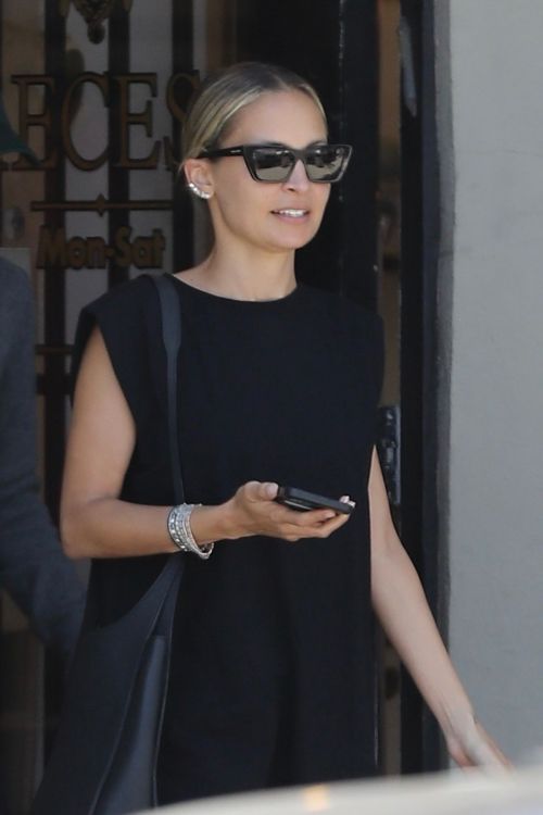 Nicole Richie Stylish Shopping Day in Los Angeles 09/08/2023 2