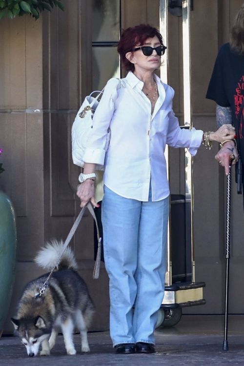 Sharon Osbourne Out for a Meal in Beverly Hills 09/07/2023 3