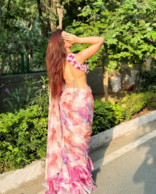 Chitranshi Dhyani Radiates Elegance in Light Pink Floral Sar