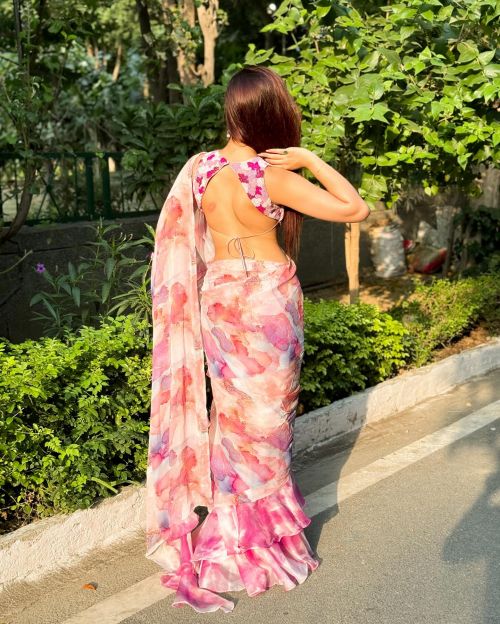 Chitranshi Dhyani Radiates Elegance in Light Pink Floral Sar 1