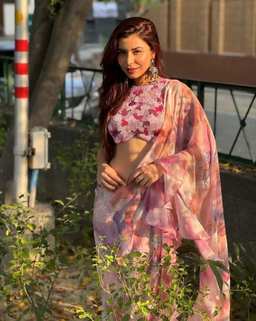 Chitranshi Dhyani Radiates Elegance in Light Pink Floral Sar 2