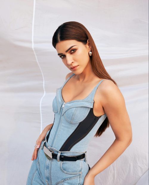 Kriti Sanon Rocks Blue & Black Denim Look by Tejas Nerurkar 3