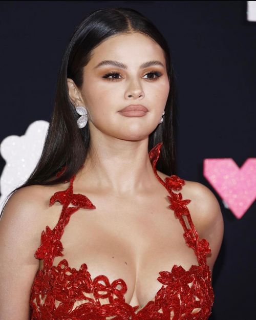 Selena Gomez Stuns in Red at VMA 2023 1