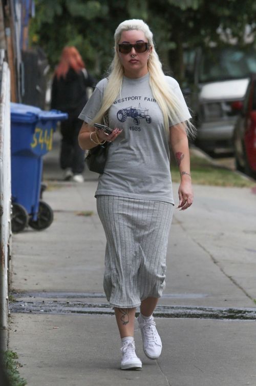 Amanda Bynes in Grey T-Shirt in LA Outfit 2