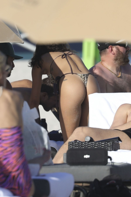 Chantel Jeffries Enjoying a Beach Day in Miami 5