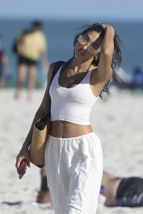 Chantel Jeffries Enjoying a Beach Day in Miami 7